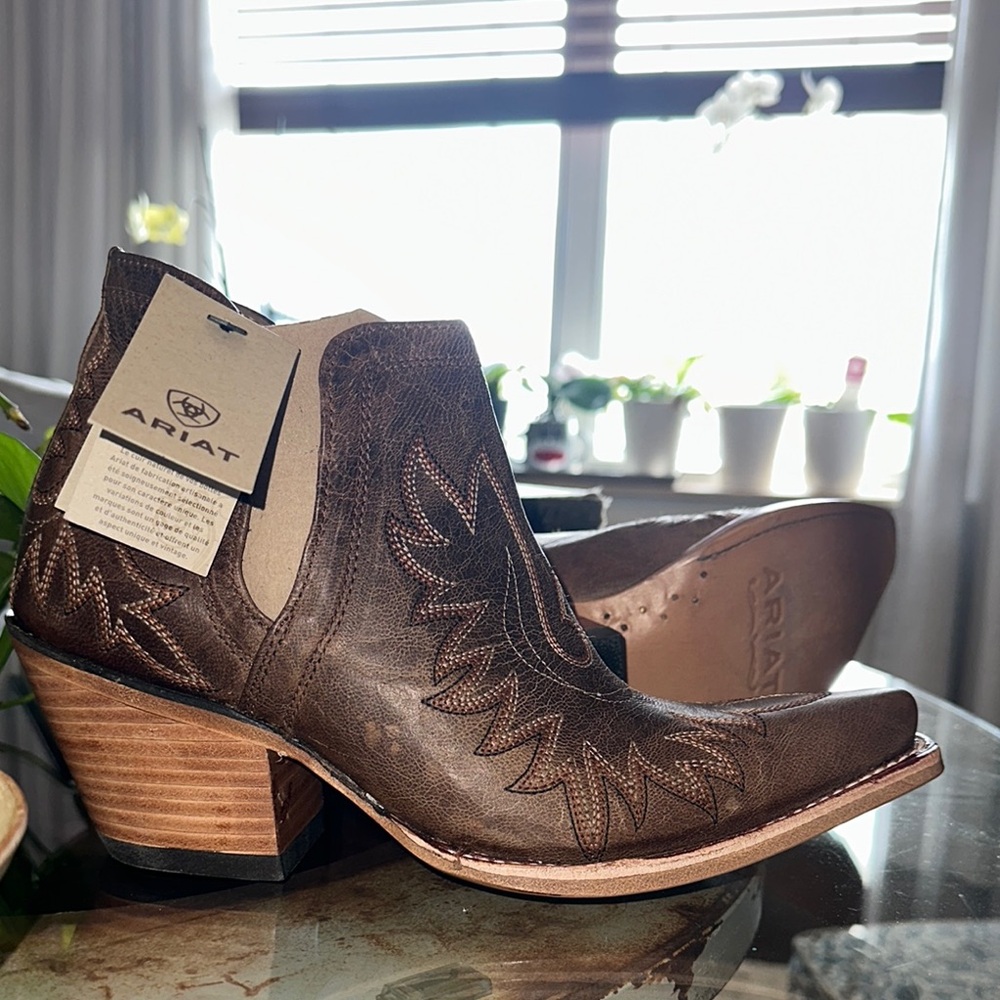 Ariat Dixon Brown western Ankle Boots with Rugged Soles Classic Sz 9 Leather NWT - Picture 3 of 14